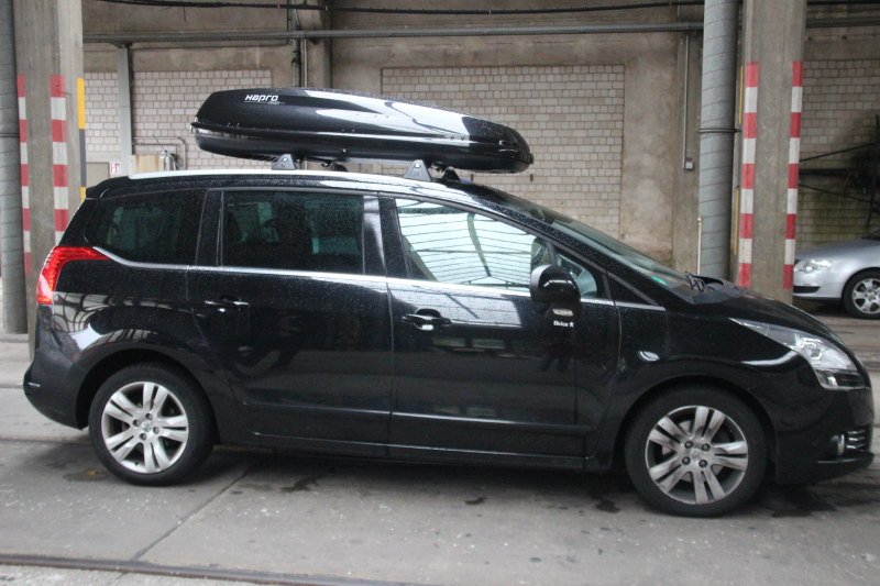 Dachbox 430 Liter Volumen auf einem Peugeot 5008 in Neustadt