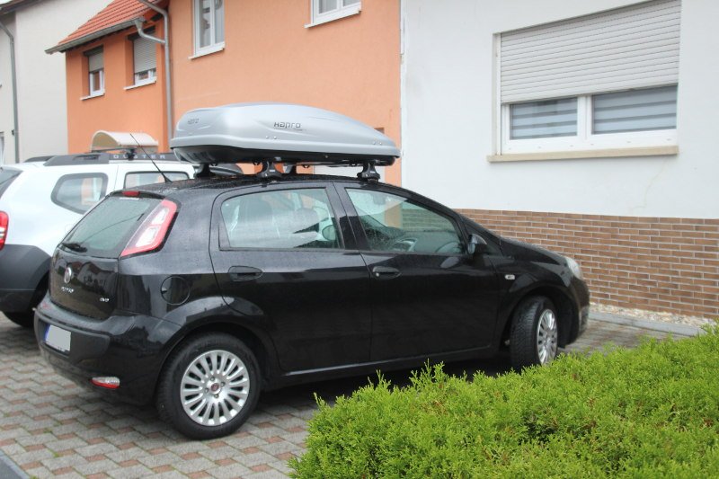 Neustadt: Dachbox mit 370 Litern Fassungsvermögen montiert auf einem Fiat Punto
