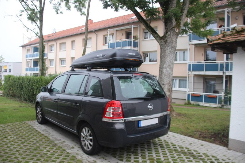 Eine 530-Liter-Dachbox auf einem Opel Zafira