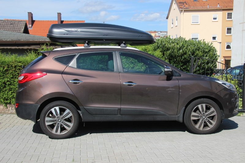 Eine Dachbox mit 530 Litern Volumen montiert auf einem Hyundai ix35 bei uns verfügbar z.B. in Neustadt