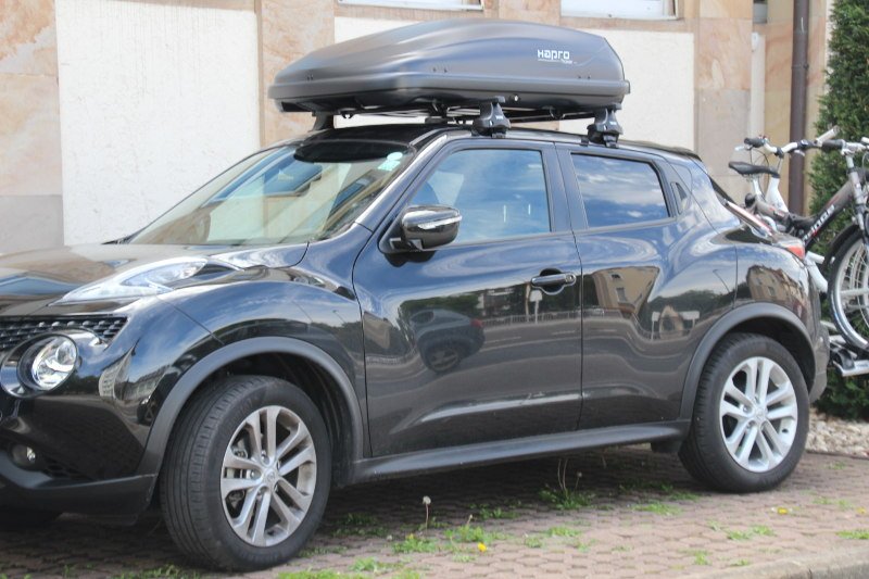 Eine Dachbox mit 370 Liter Inhalt auf einem Nissan Juke bei uns mietbar in Neustadt