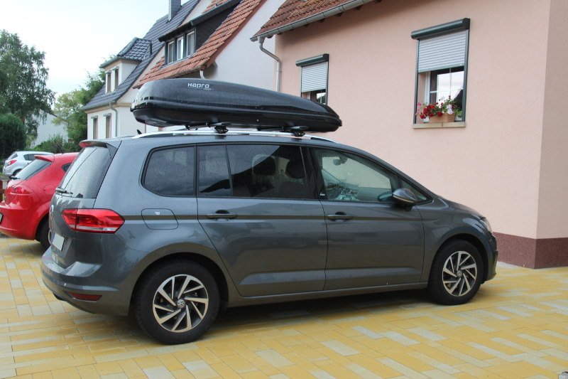 Neustadt: Dachbox von HAPRO auf einem VW Touran
