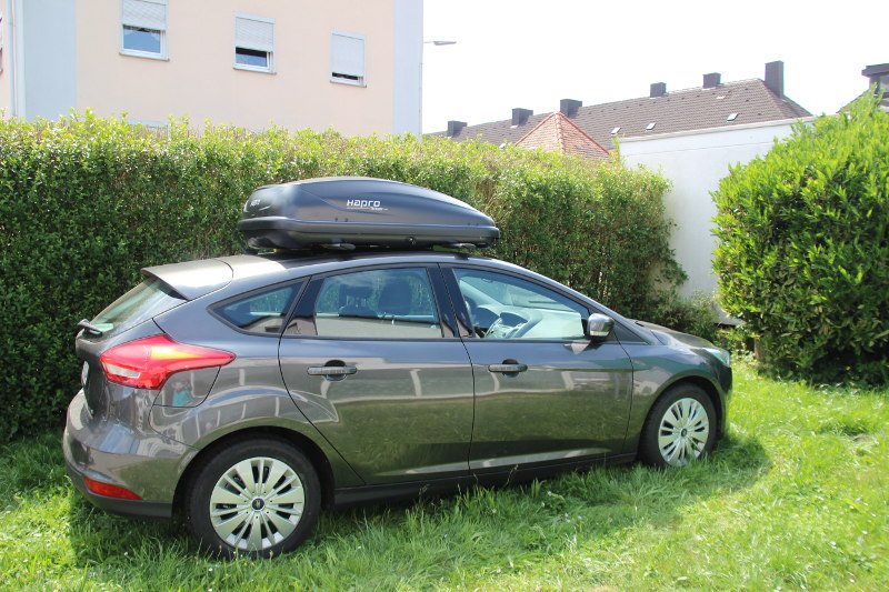 Eine Dachbox mit einem Fassungsvermögen von 370 Liter auf einem Ford Focus bei uns mieten in Neustadt