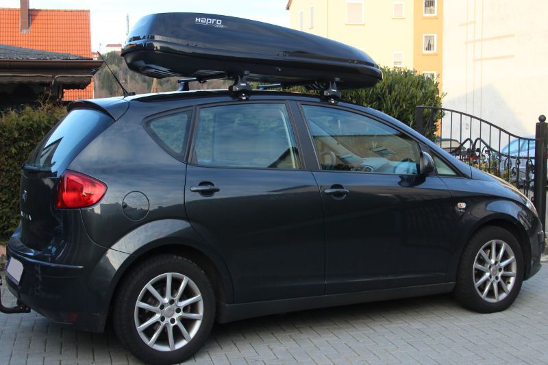Dachbox mieten, z.B. in Neustadt. Hier: eine Box mit 430 Liter Volumen auf einem Seat Altea