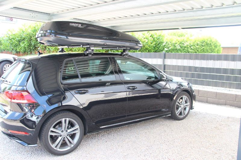 Dachbox von Hapro mit 430 Litern Volumen mit Dachträgern von THULE auf einem VW Golf VII