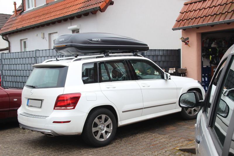 Eine Dachbox mit 530 Litern Fassungsvermögen montiert auf einem Mercedes GLK SUV - zu leihen bei uns z.B. in Neustadt