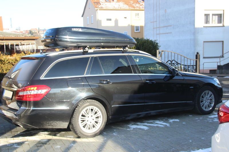 Eine Dachbox mit 430 Litern Volumen auf einem E-Klasse Mercedes Kombi, bei uns günstig zu mieten z.B. in Neustadt