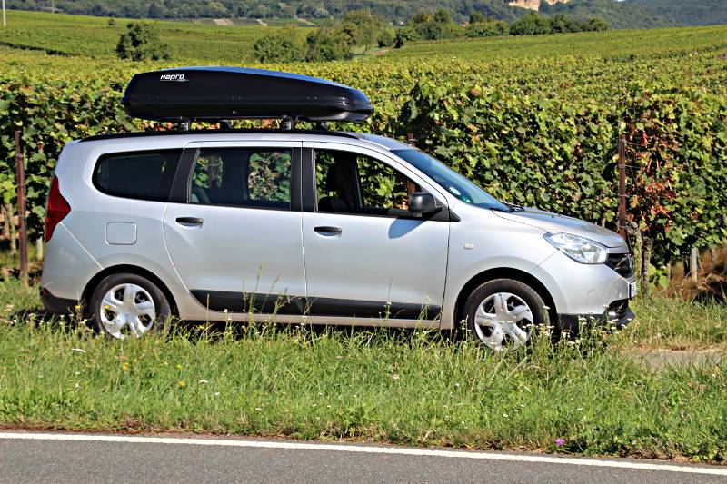 Dachbox 430 Liter auf einem Dacia Lodgy Van, bei uns mieten in Neustadt