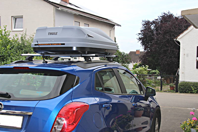 Eine Dachbox von THULE auf einem Opel Mokka, bei uns in der Vermietung z.B. in Neustadt