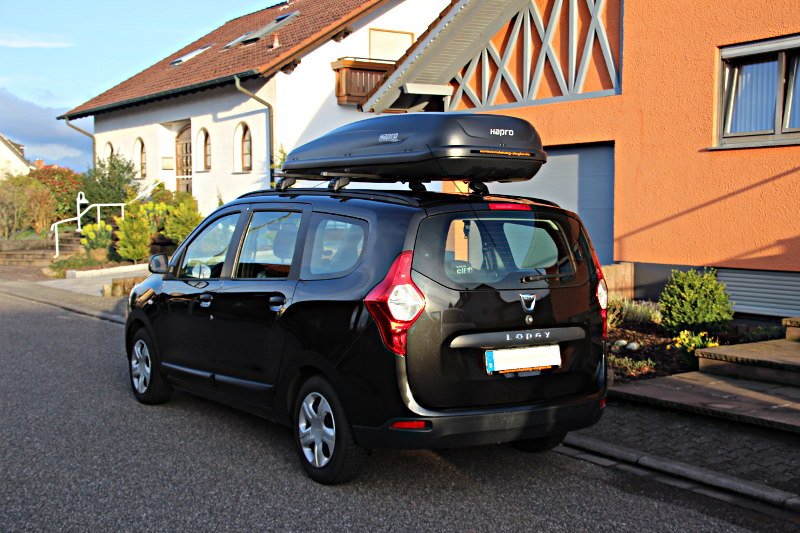 Eine Dachbox von HAPRO mit 530 Litern Volumen auf einem Dacia Lodgy Van, bei uns zu mieten in Neustadt