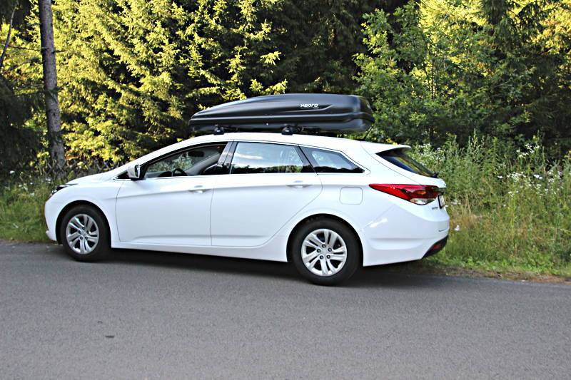 Eine Dachbox mit 530 Litern Volumen auf einem Hyundai i40 Kombi, bei uns verfügbar z.B. in Neustadt