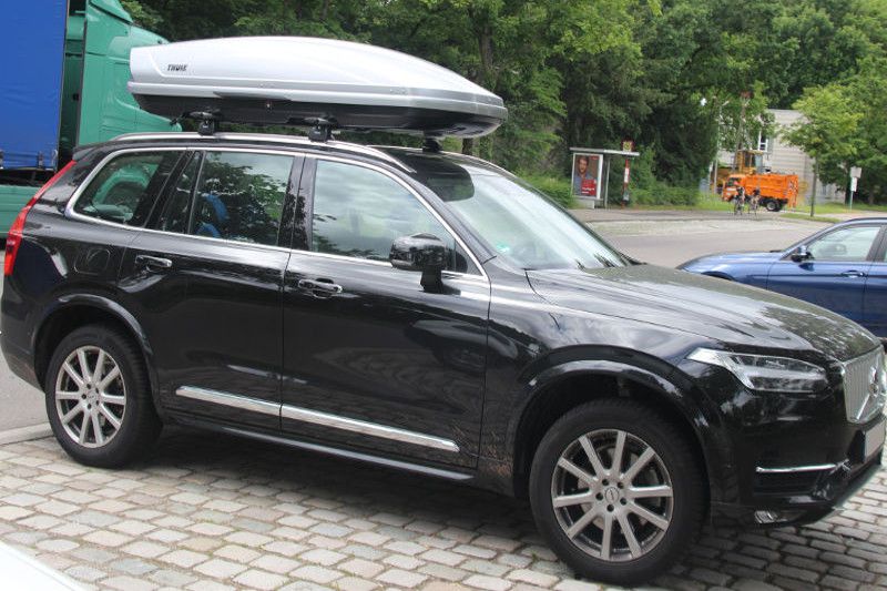 Dachbox von THULE mit 630 Liter Volumen auf einem VOLVO XC90 SUV bei uns in Neustadt zur Miete verfügbar