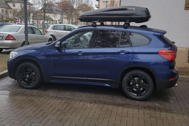 Neustadt: HAPRO-Dachbox mit 430 Liter Volumen auf einem BMW X1