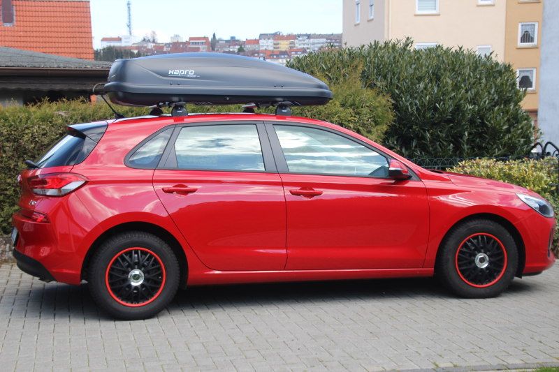 Neustadt: eine Dachbox mit 370 Liter Volumen auf einem Hyundai i30
