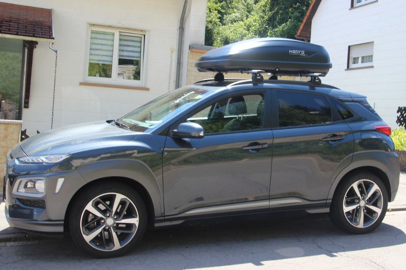 Neustadt: Dachbox mit 370 Litern Fassungsvermögen auf einem Hyundai Kona
