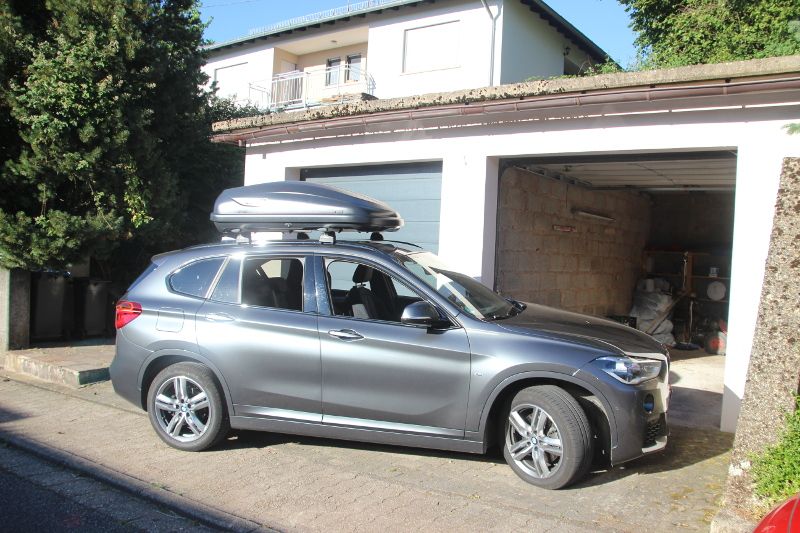 Dachbox auf einem BMW X1 in Neustadt
