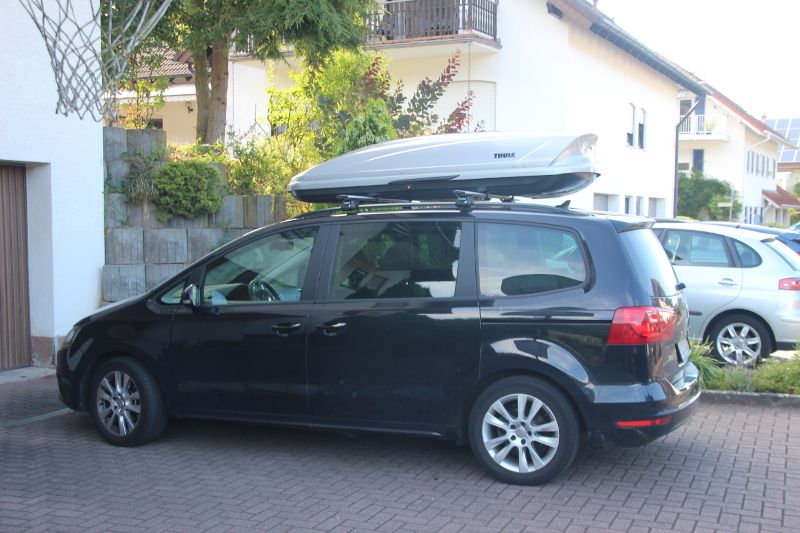 Neustadt: Dachbox von THULE auf einem Seat Alhambra