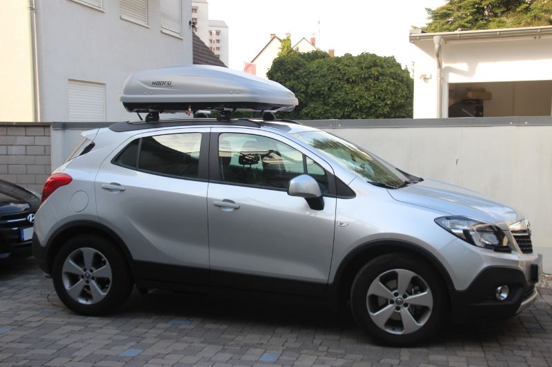 Neustadt: Dachbox von HAPRO mit 370 Liter Volumen auf einem Opel Mokka