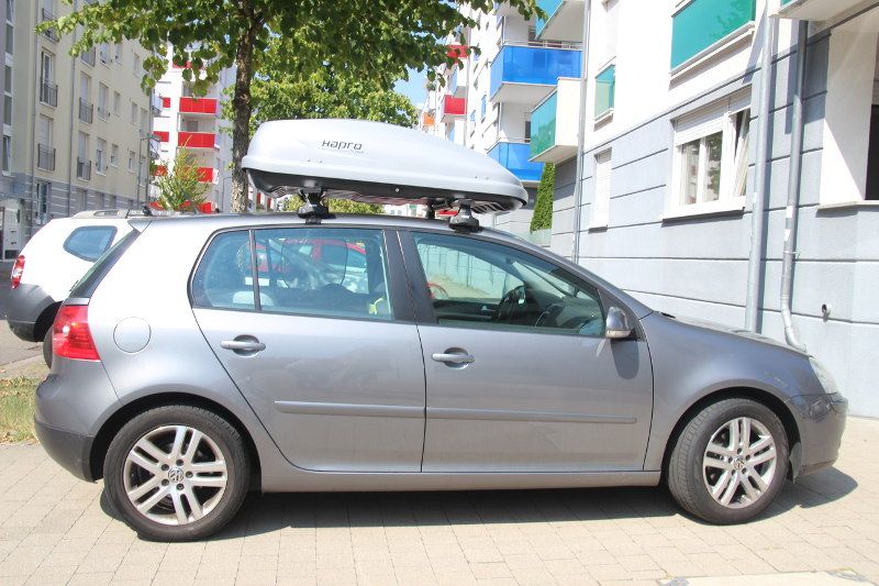 Dachbox von HAPRO  mit Dachträgern von Thule auf einem Volkswagen Golf V in Neustadt