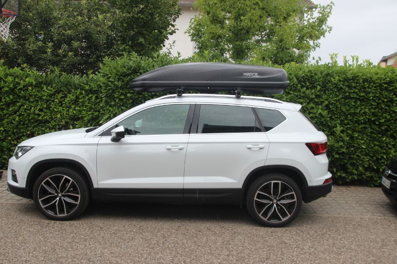 Neustadt: Dachbox 600 Liter auf einem Seat Ateca