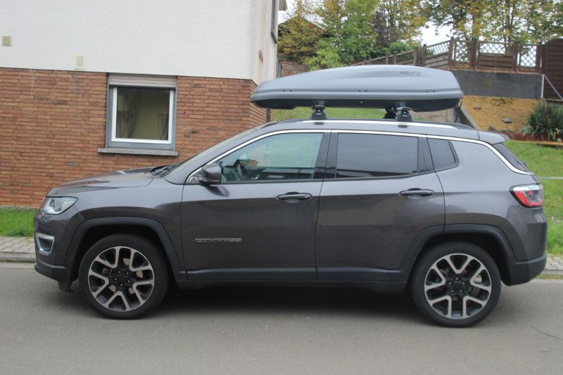 Eine Dachbox von Hapro mit 430 Liter Fassungsvermögen auf einem Jeep Compass