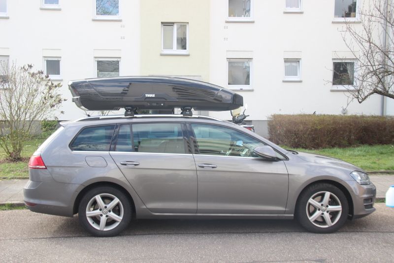Neustadt: Dachbox von THULE mit einem Volumen von 640 Liter auf einem VW Golf Variant Kombi