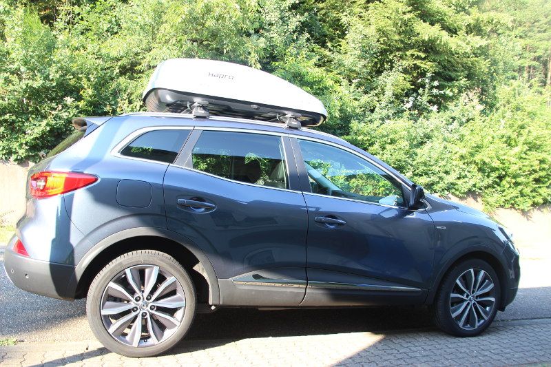 Dachbox von Hapro mit 370 Liter Volumen mit Dachträgern von THULE auf einem Renault Kadjar