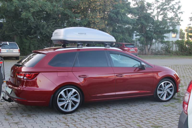 Eine Dachbox von HAPRO auf einem Seat Leon Kombi bei uns in Neustadt mieten