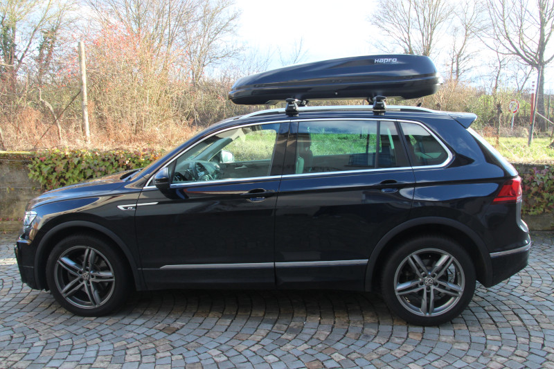 Dachbox mit 430 Liter Volumen von HAPRO auf einem VW Tiguan in Neustadt