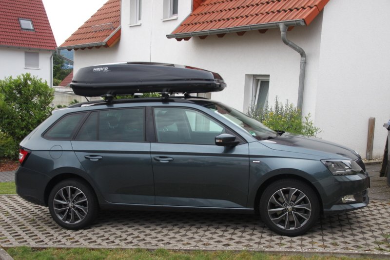 Dachbox von HAPRO mit Dachträgern von THULE<sup>®</sup> montiert auf einem Skoda Fabia Kombi